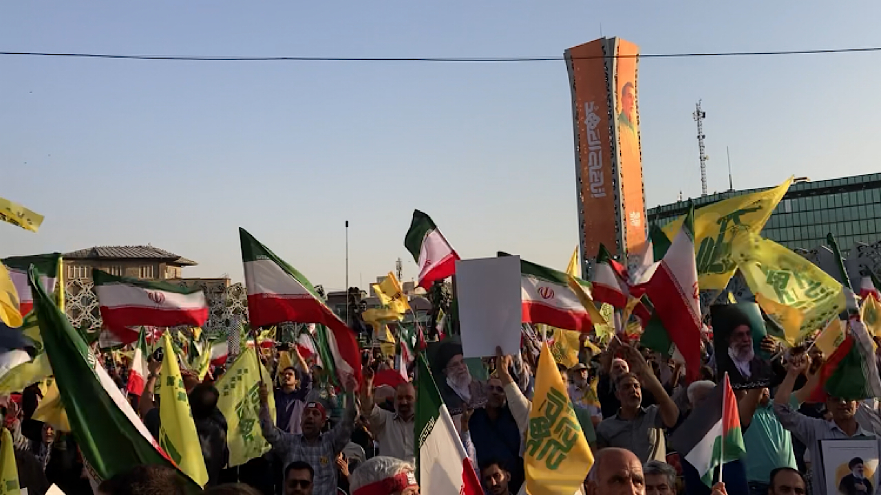 برگزاری اجتماع مردمی «انا علی العهد» به مناسبت سالگرد شهادت سید حسن نصرالله + فیلم
