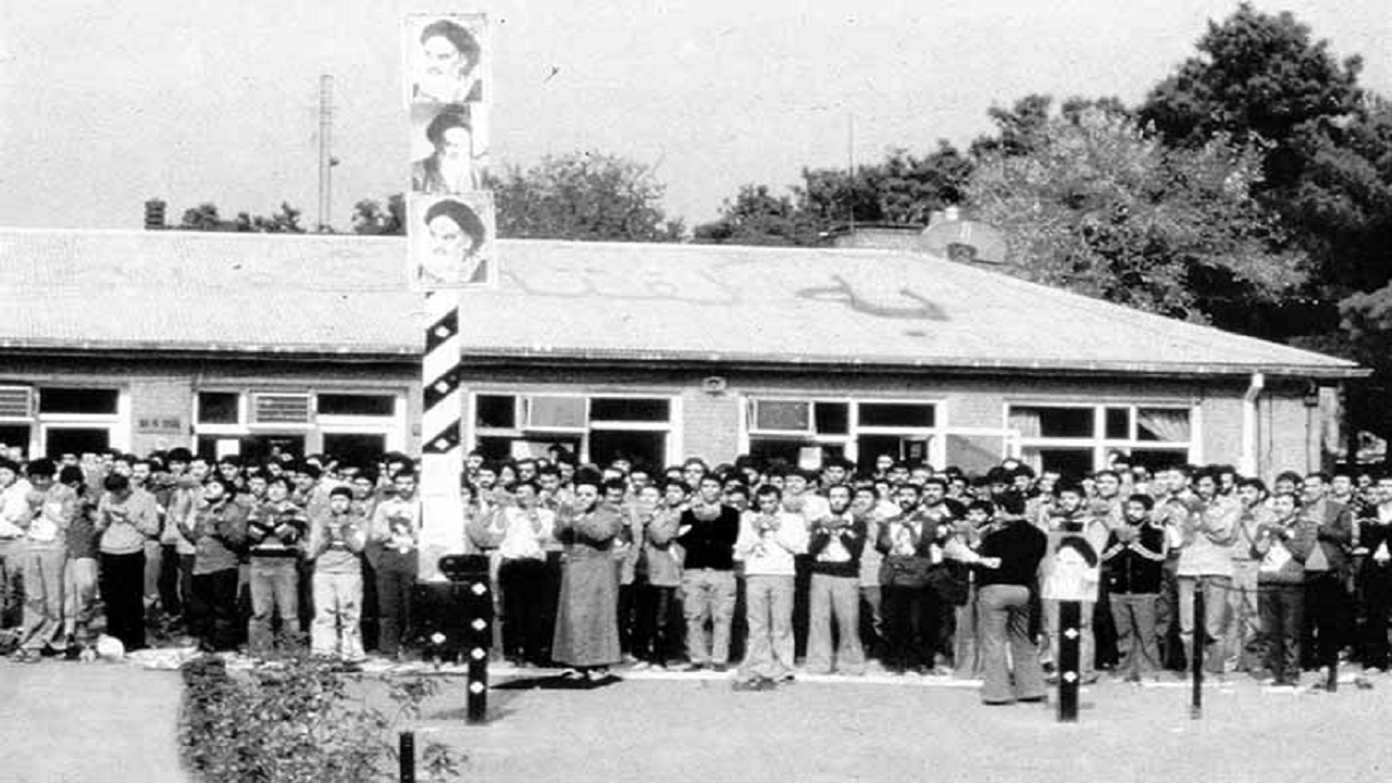 یک تصویر، یک روایت؛ نیروهای مسلح انقلابی در حال نماز جلوی سفارت آمریکا