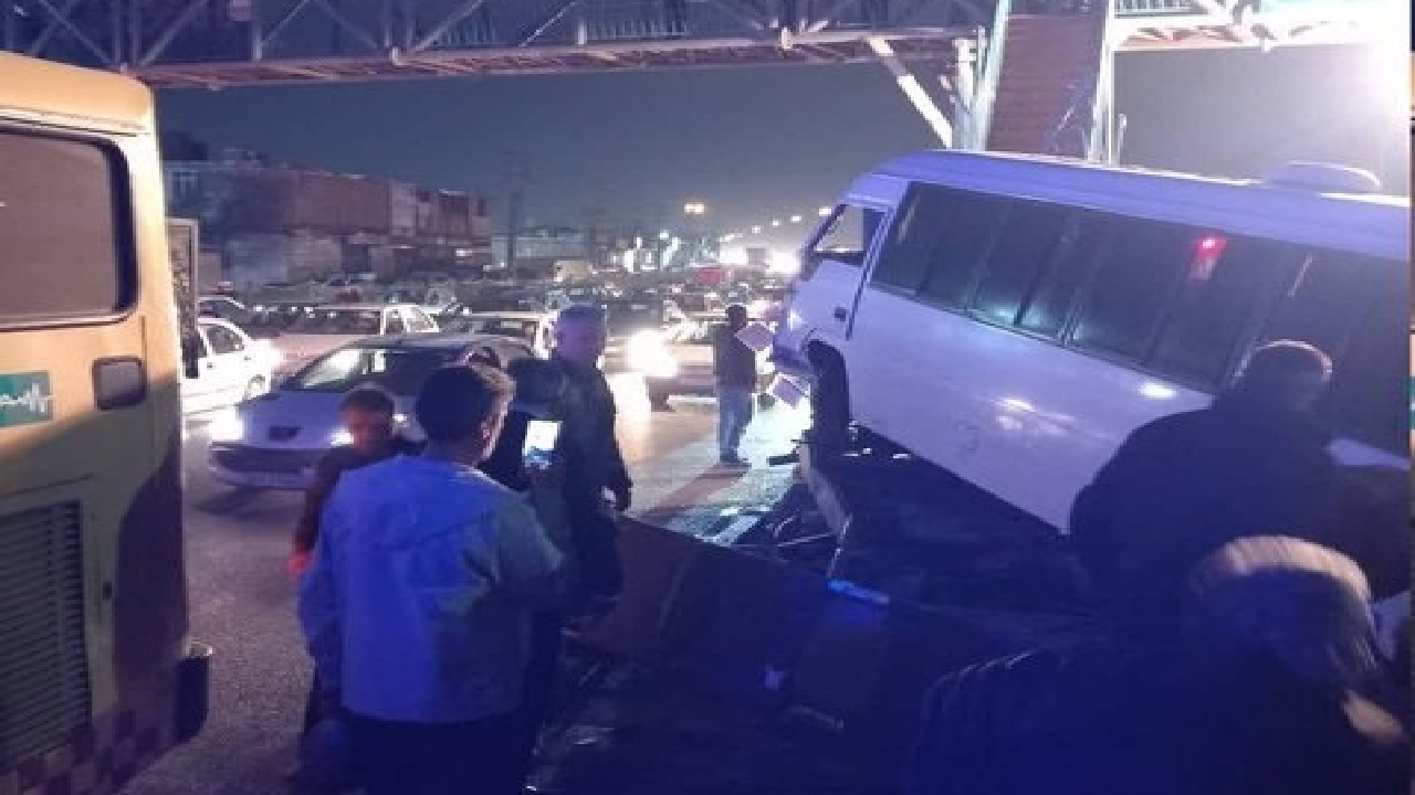 انحراف مینی‌بوس در بزرگراه آیت‌الله سعیدی/ ۱۰ نفر مصدوم شدند