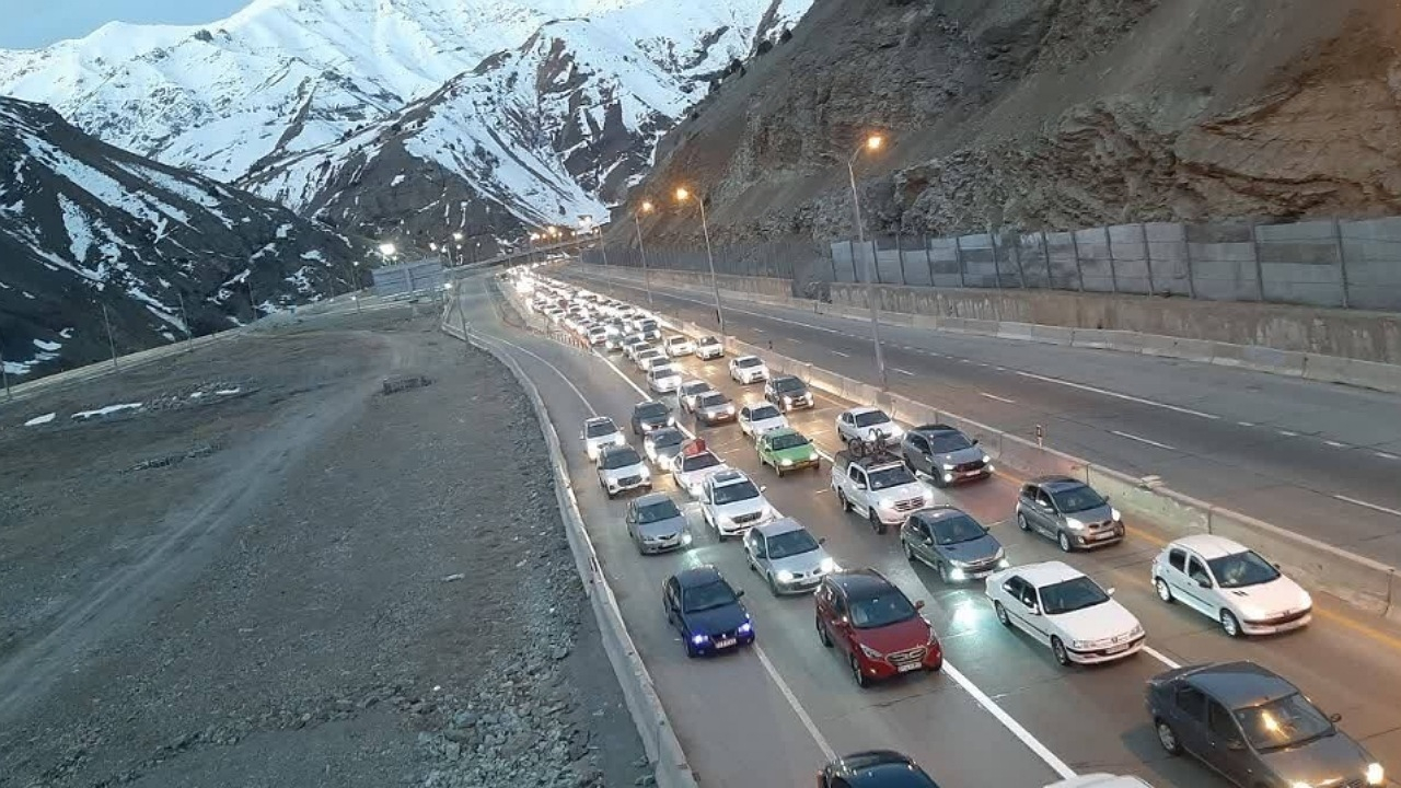تردد خودروها از جاده چالوس به سمت تهران ممنوع شد/ ترافیک سنگین در معابر خروجی پایتخت