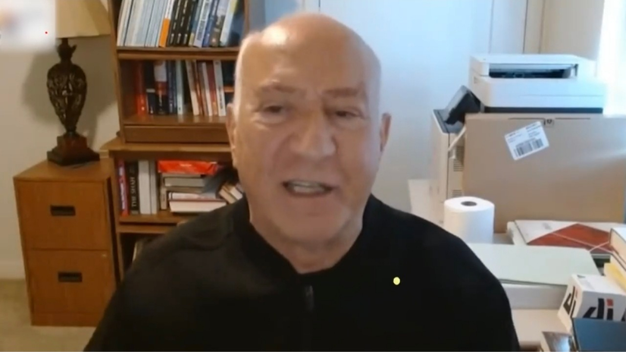 رهبران دنیا به پای آقای خمینی صف میکشیدند اما هیچ کسی رضا پهلوی را آدم حساب نمیکند! + فیلم