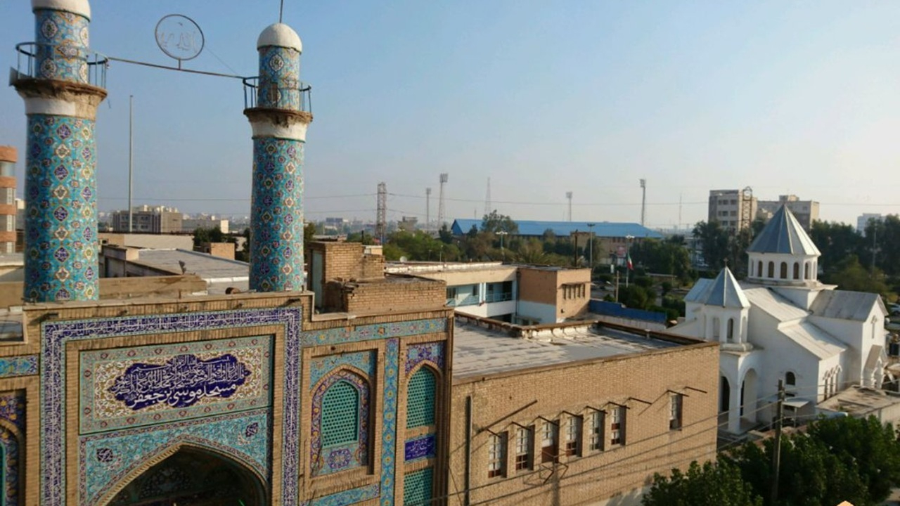 کلیسا و مسجدی در آبادان که دیوار به دیوار هم ساخته شدهاند + فیلم