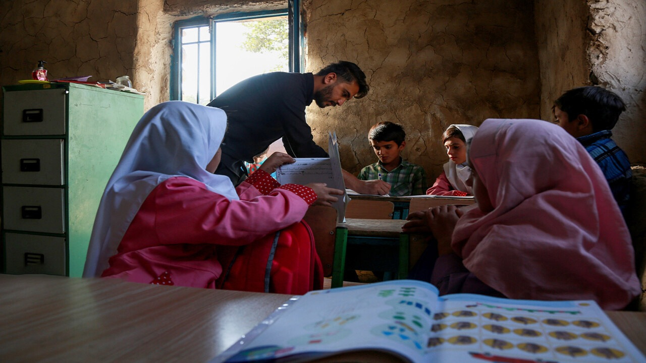 تحلیل روایتهای معلمان دستمایه تولید دانش بومی شود