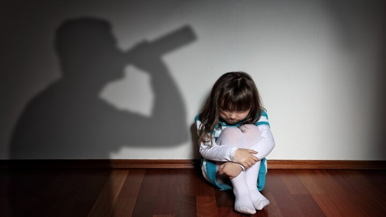 عوامل خانوادگی که فرد را به مصرف الکل میکشاند