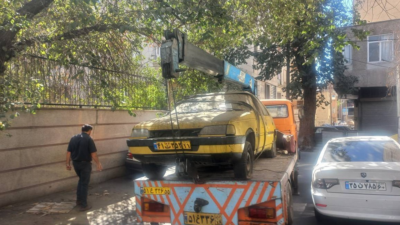 جمع‌آوری خودروهای اسقاطی در خیابان‌های منطقه ۱۰