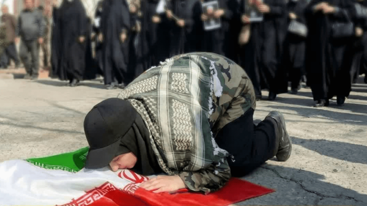 راز دفاع بیتردید از حق و سجده دختر دانشجو بر پرچم مقدس ایران