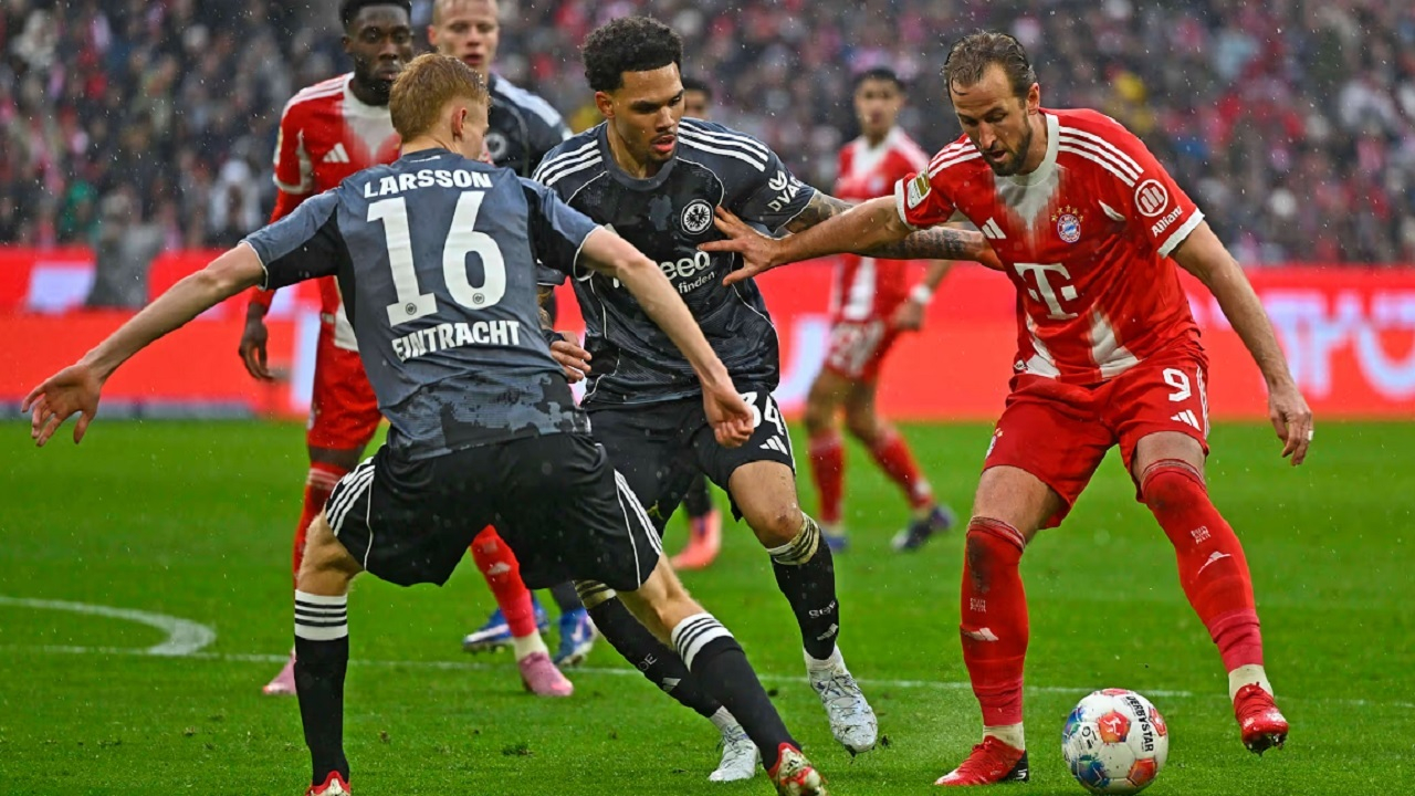 بایرن مونیخ ۳ - ۲ آینتراخت فرانکفورت/ پیشتازی باواریاییها به سوی قهرمانی