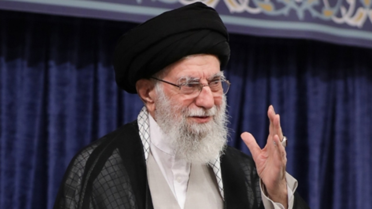 همه بدانند خدای متعال نصرت را برای ملّت ایران تضمین کرده است/ یقه جنایتکار نباید رها شود