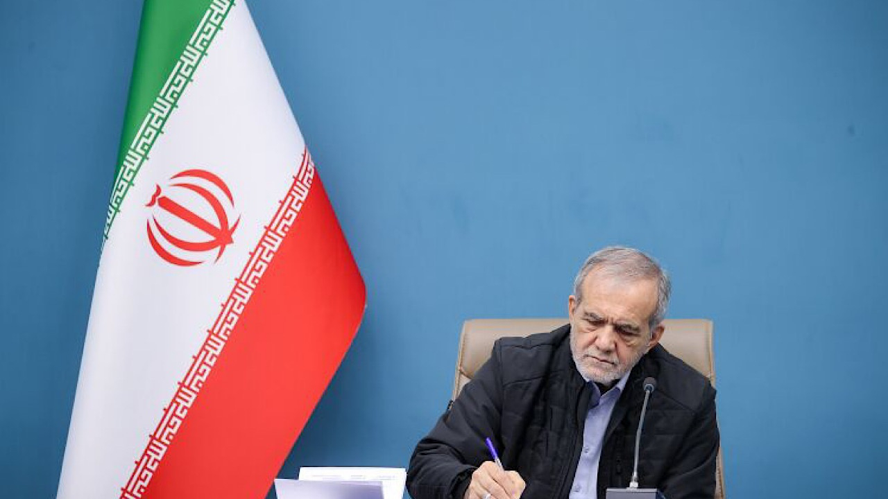 پزشکیان درگذشت همسر آیت الله سیستانی را تسلیت گفت